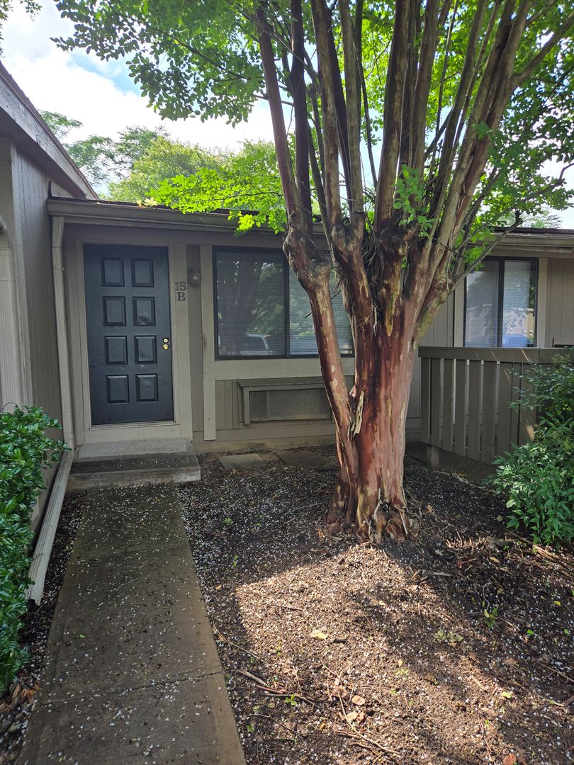 Warner Robins Apartment: 101 Woodcrest Circle