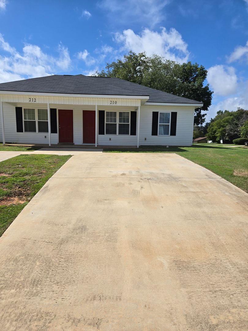 Warner Robins Apartment: 210-212 Woodcrest Knolls