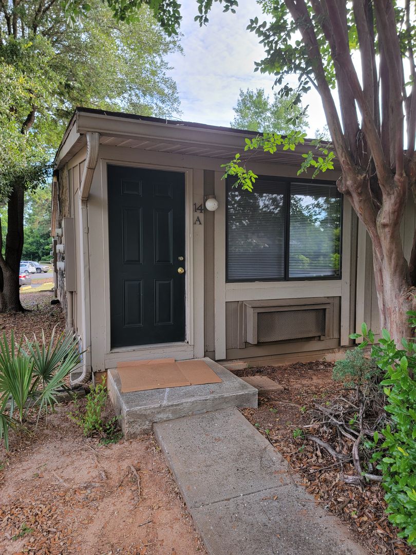 Warner Robins Apartment: 101 Woodcrest Circle
