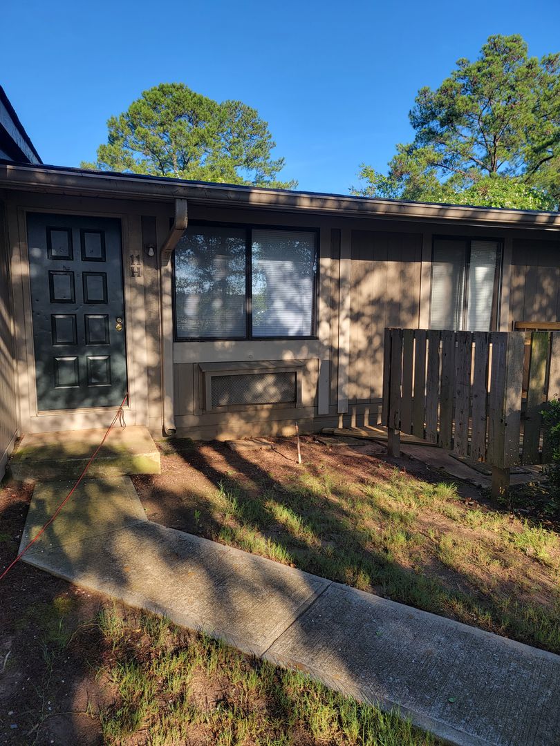 Warner Robins Apartment: 101 Woodcrest Circle