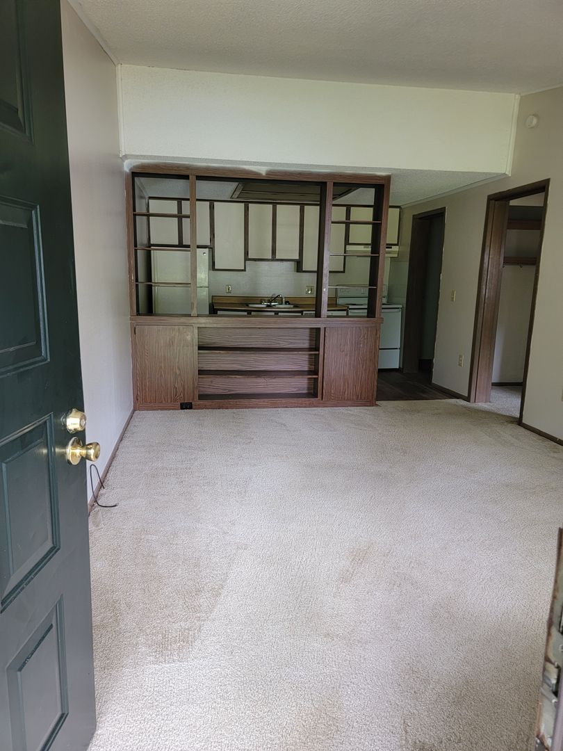 Warner Robins Apartment: 101 Woodcrest Circle