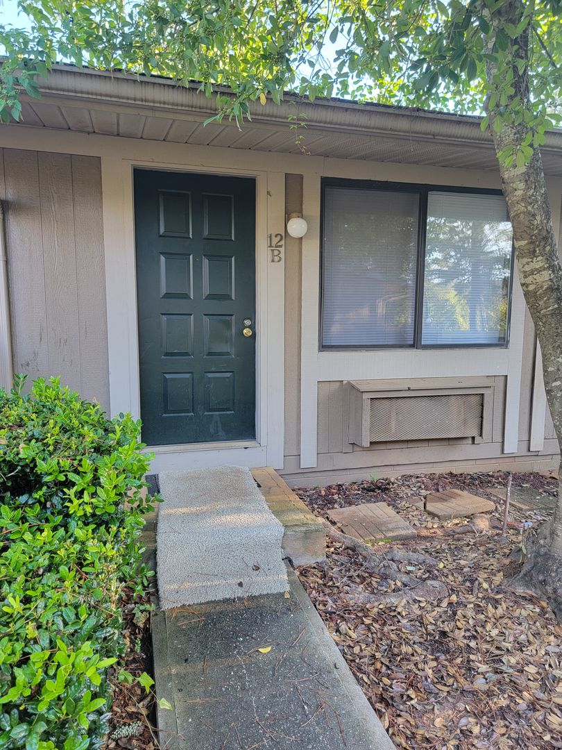 Warner Robins Apartment: 101 Woodcrest Circle