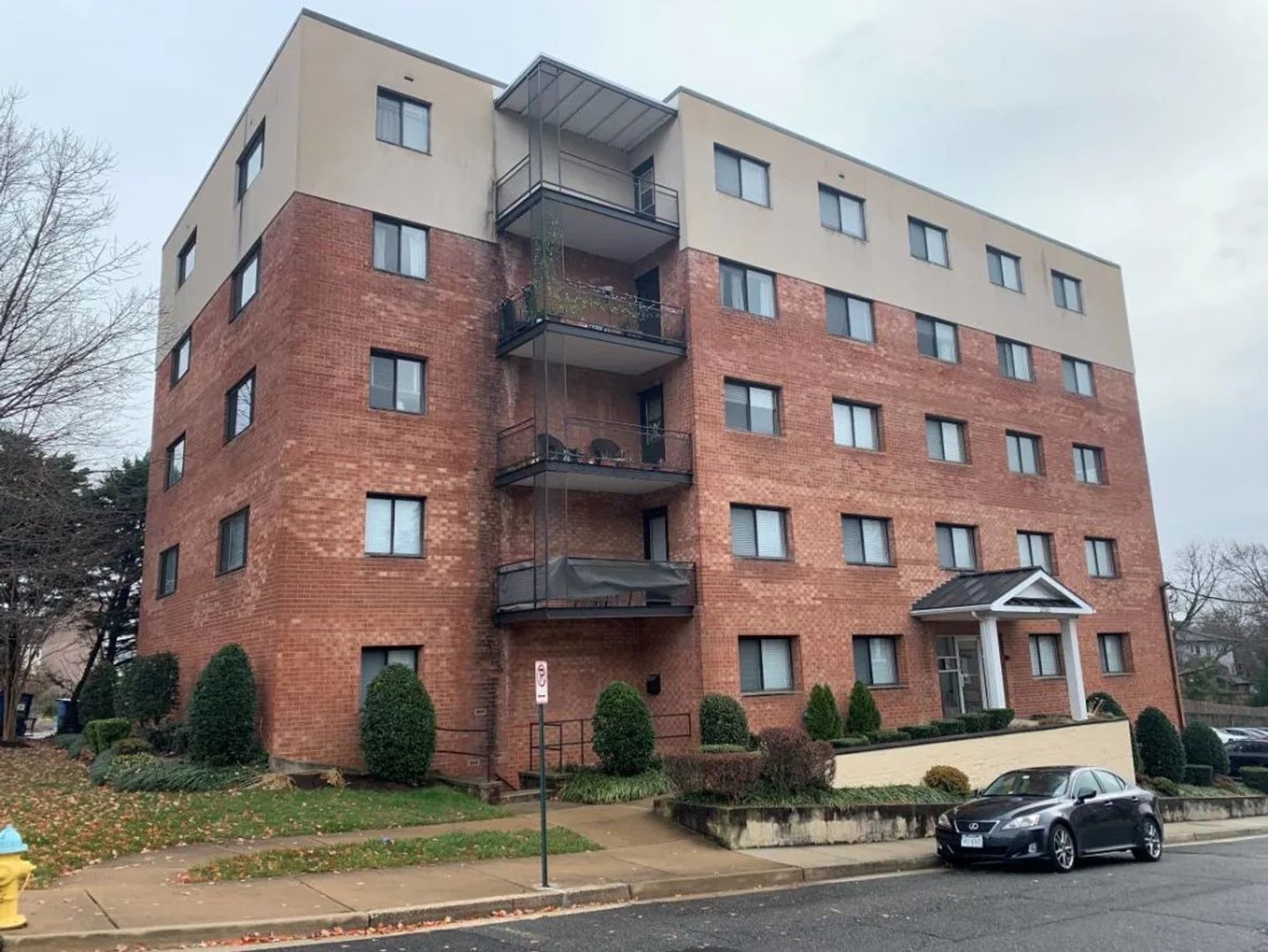 Arlington Apartment: 2055 N Vermont Street