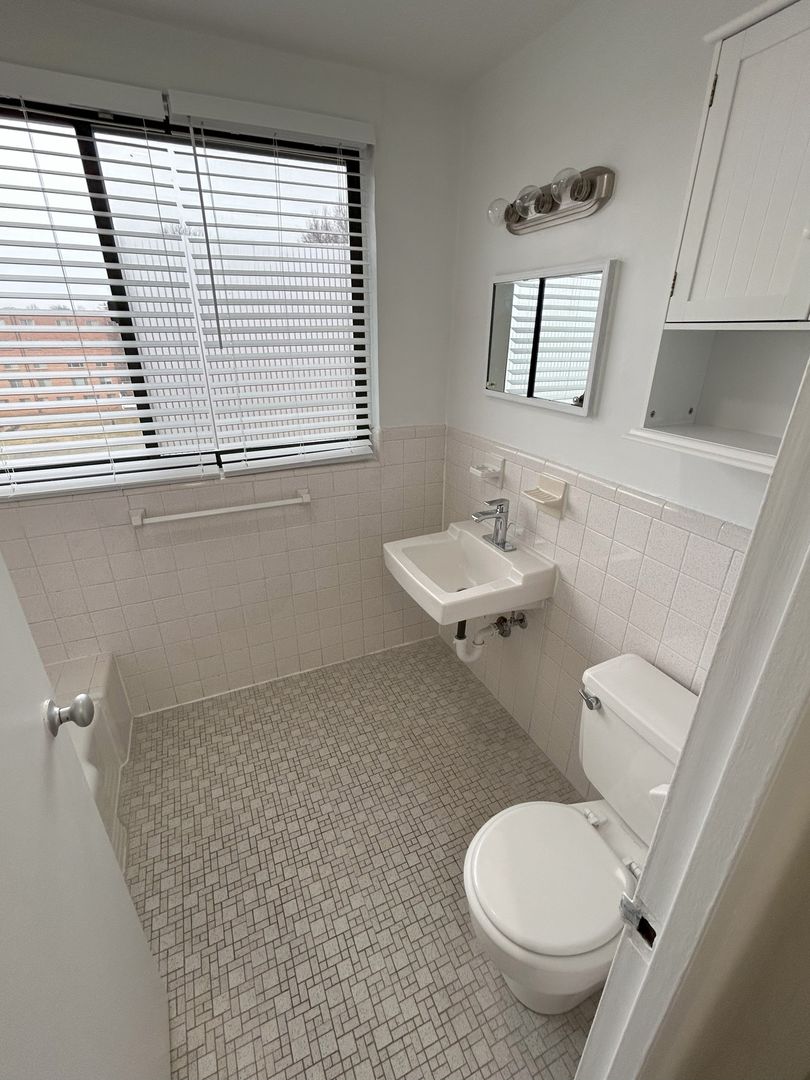 Arlington Apartment: 2055 N Vermont Street