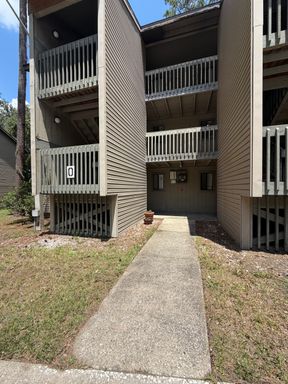 2-Bedroom, 2-Bath Condo Near UF, Shands and Downtown Gainesville – photo 1