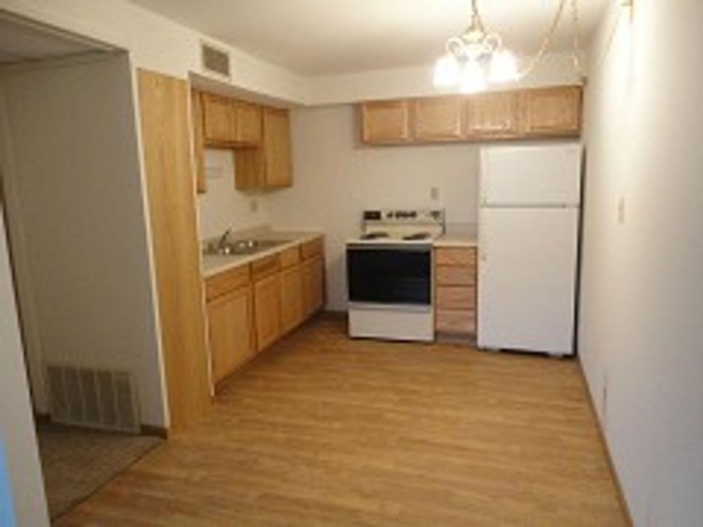 Weston/Schofield Apartment: 3507 Schofield Ave