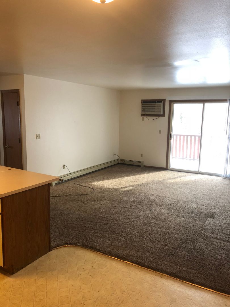 Oshkosh Apartment: 125 Cimarron Ct