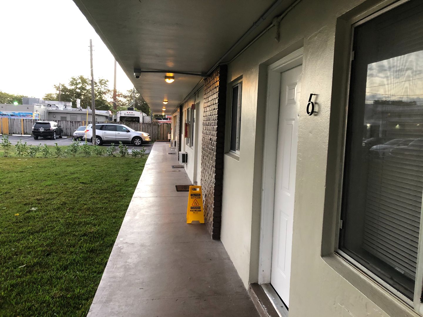 Hollywood Apartment: 2150 Madison Street