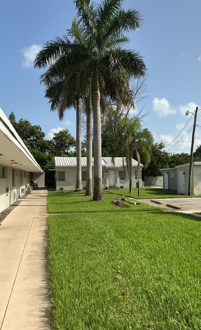 Hollywood Apartment: 2222 Van Buren Street