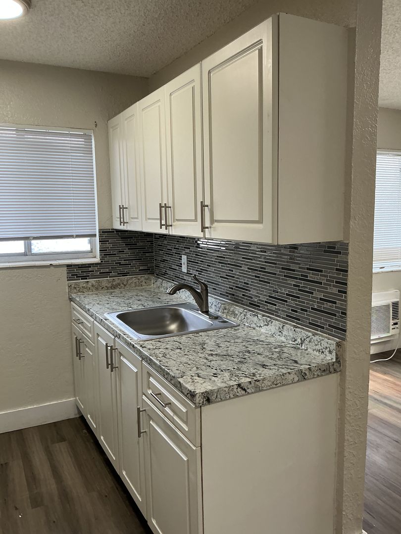 Hollywood Apartment: 2150 Madison Street