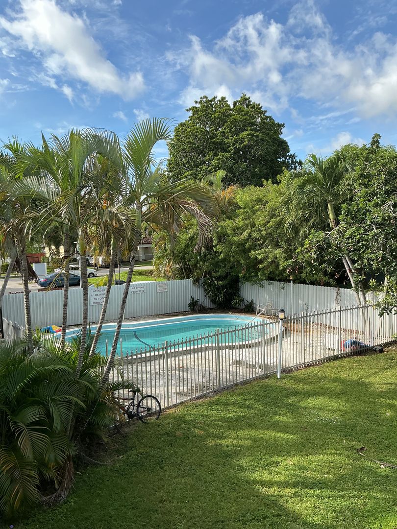 Hollywood Apartment: 2331 Adams Street