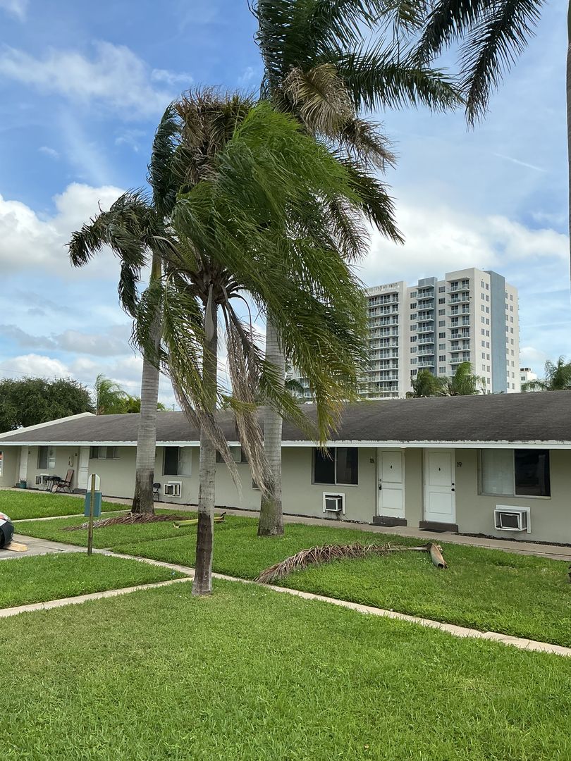 Hollywood Apartment: 2222 Van Buren Street