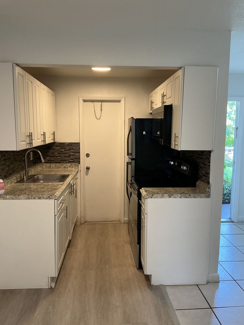 Hollywood Apartment: 2331 Adams Street