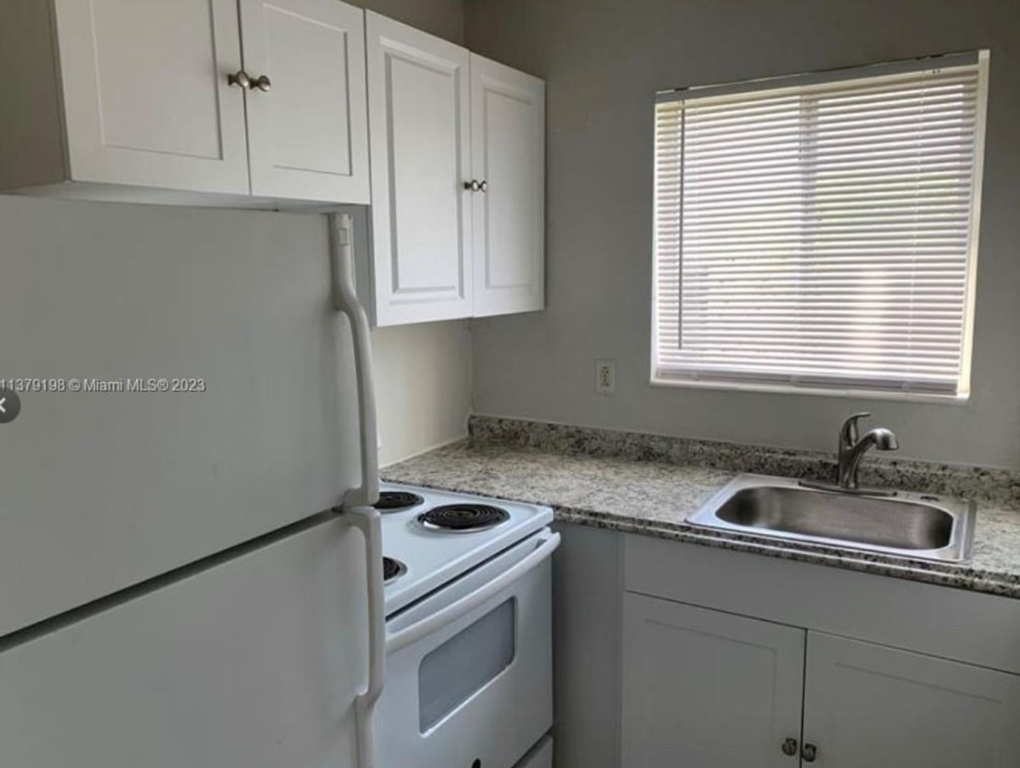 Hollywood Apartment: 2150 Madison Street