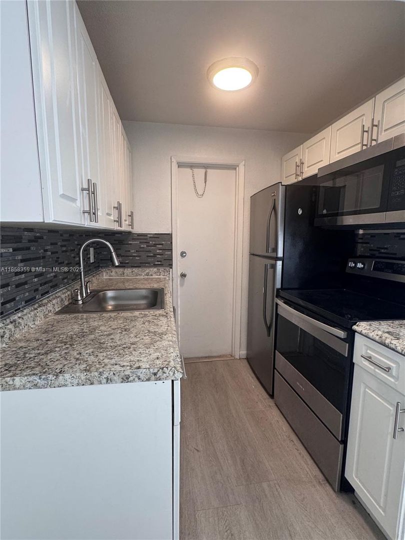 Hollywood Apartment: 2331 Adams Street