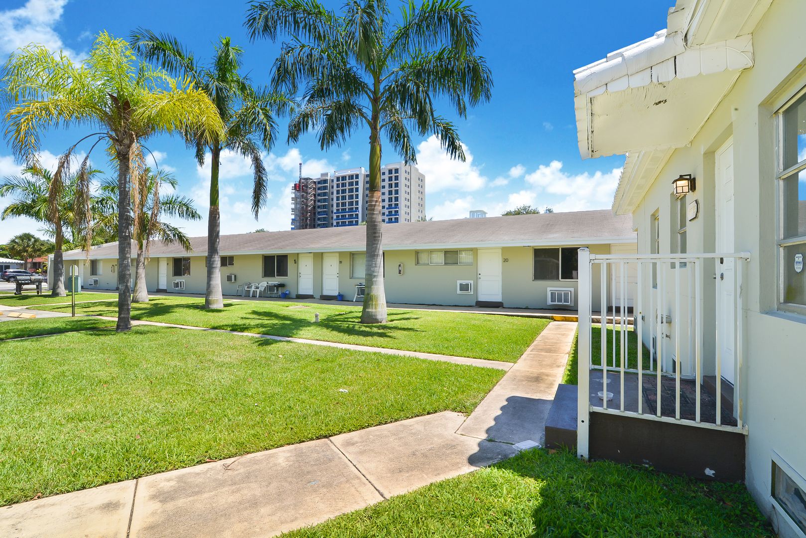 Hollywood Apartment: 2222 Van Buren Street