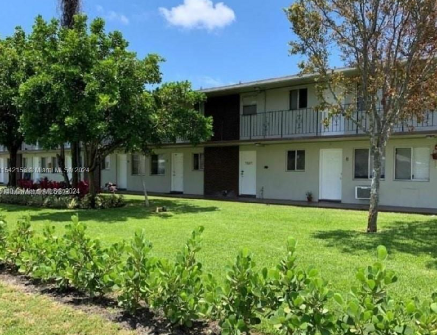 Hollywood Apartment: 2150 Madison Street