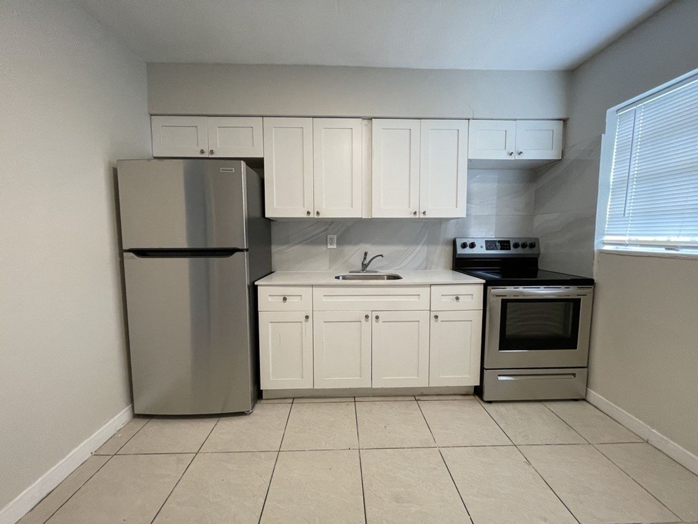 Hallandale Beach Apartment: 821 NW 7th Avenue