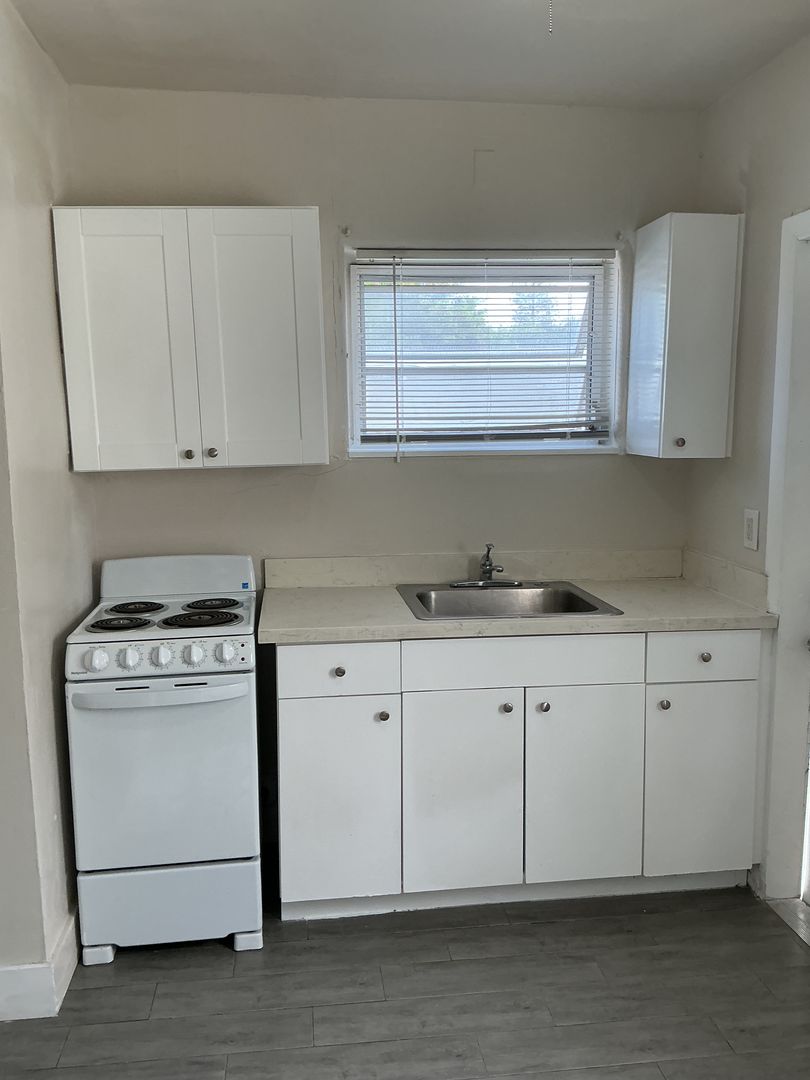 Hollywood Apartment: 2222 Van Buren Street