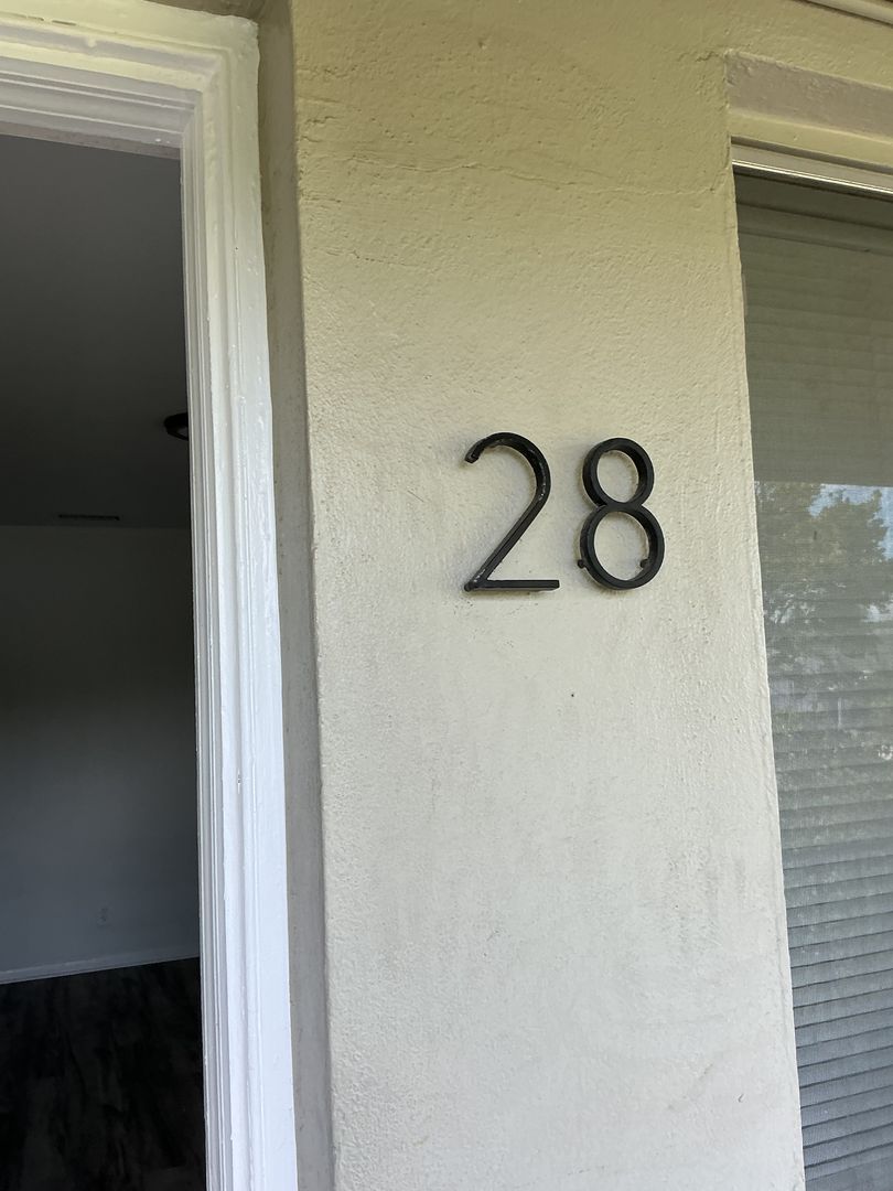 Hollywood Apartment: 2150 Madison Street