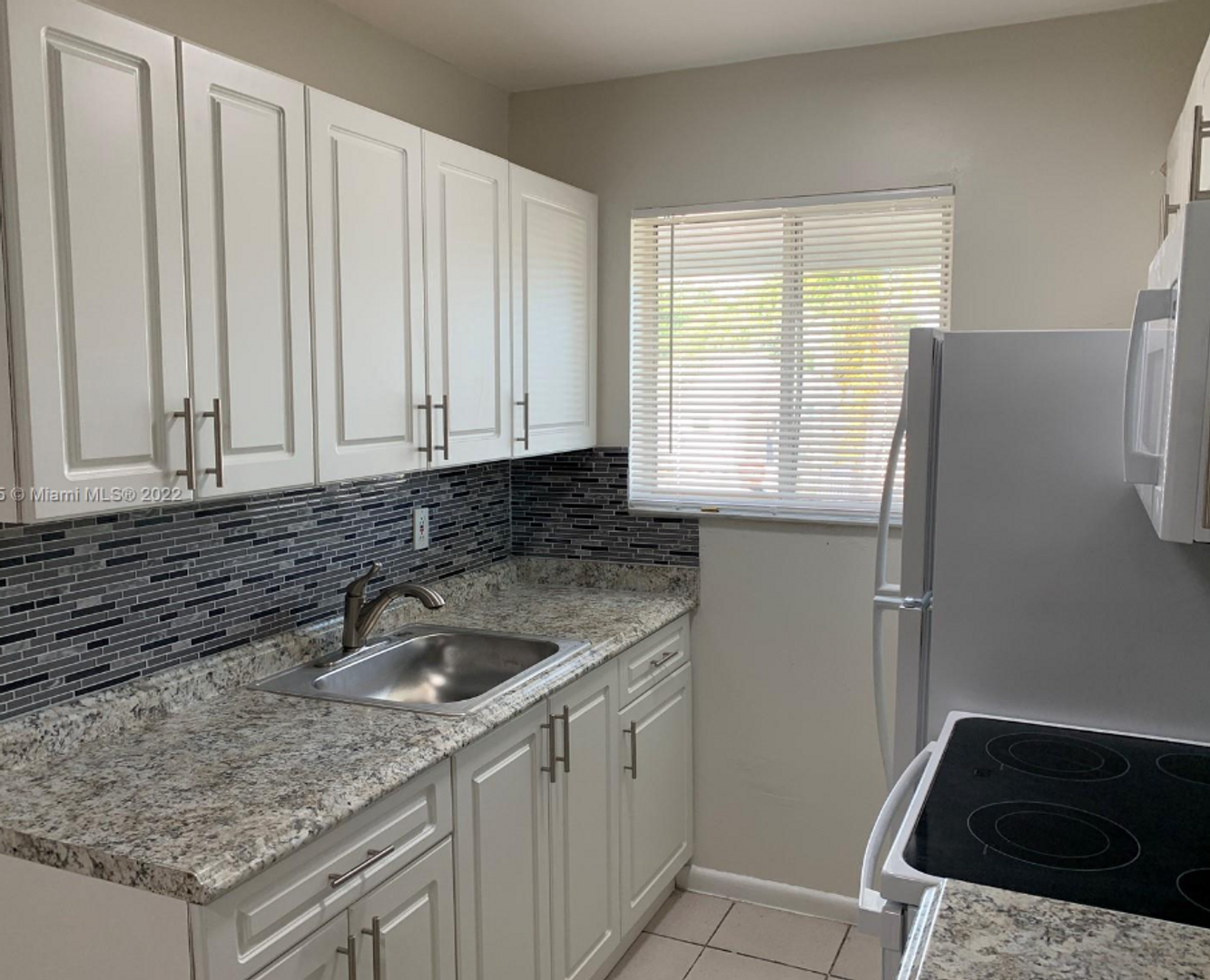 Hollywood Apartment: 2150 Madison Street