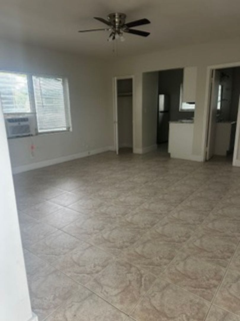 Hollywood Apartment: 2342 N Federal Highway