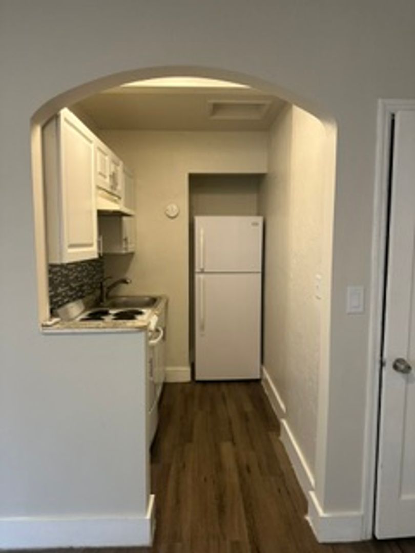 Hollywood Apartment: 2222 Van Buren Street