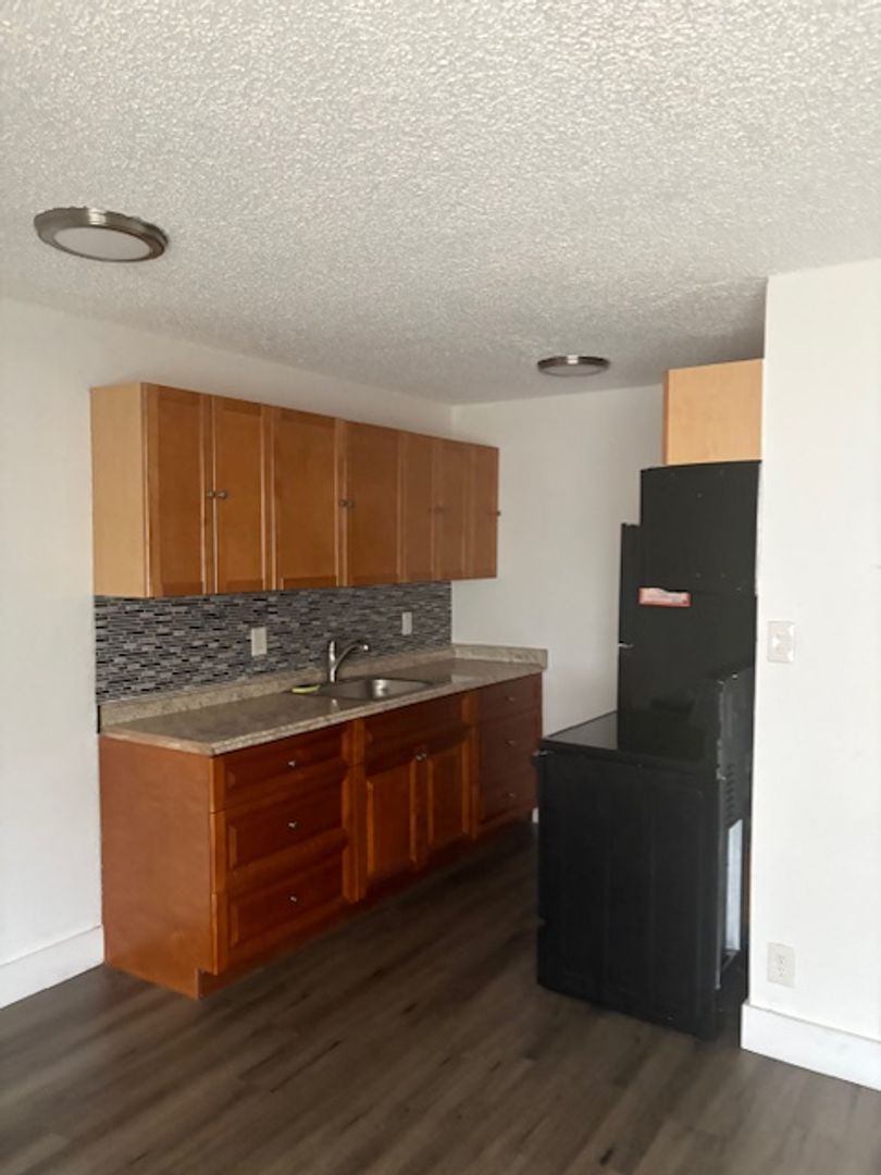 Hollywood Apartment: 2150 Madison Street