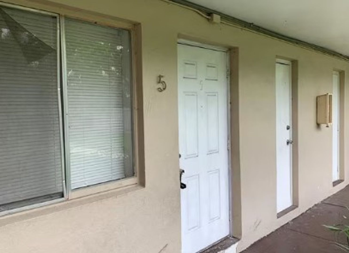 Hollywood Apartment: 2331 Adams Street