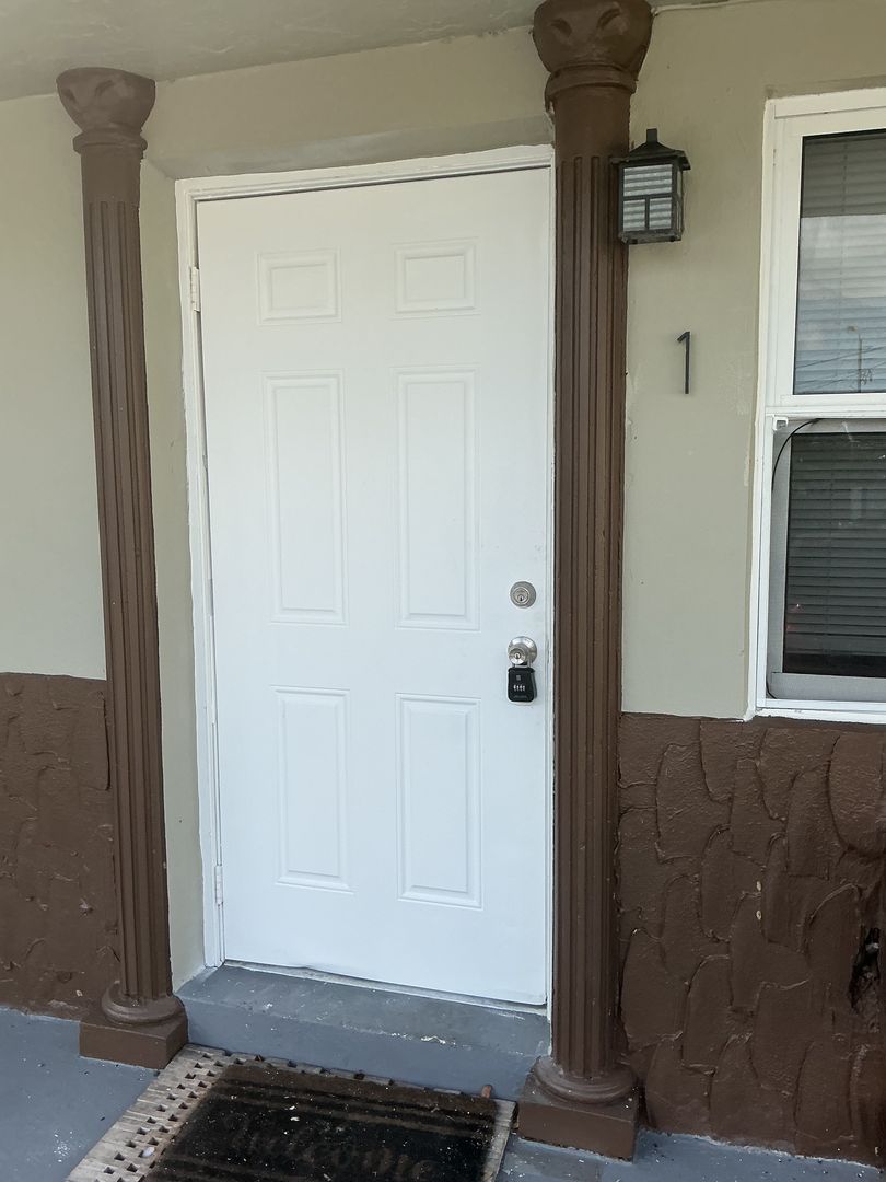 Hollywood Apartment: 1101 N 22nd Avenue