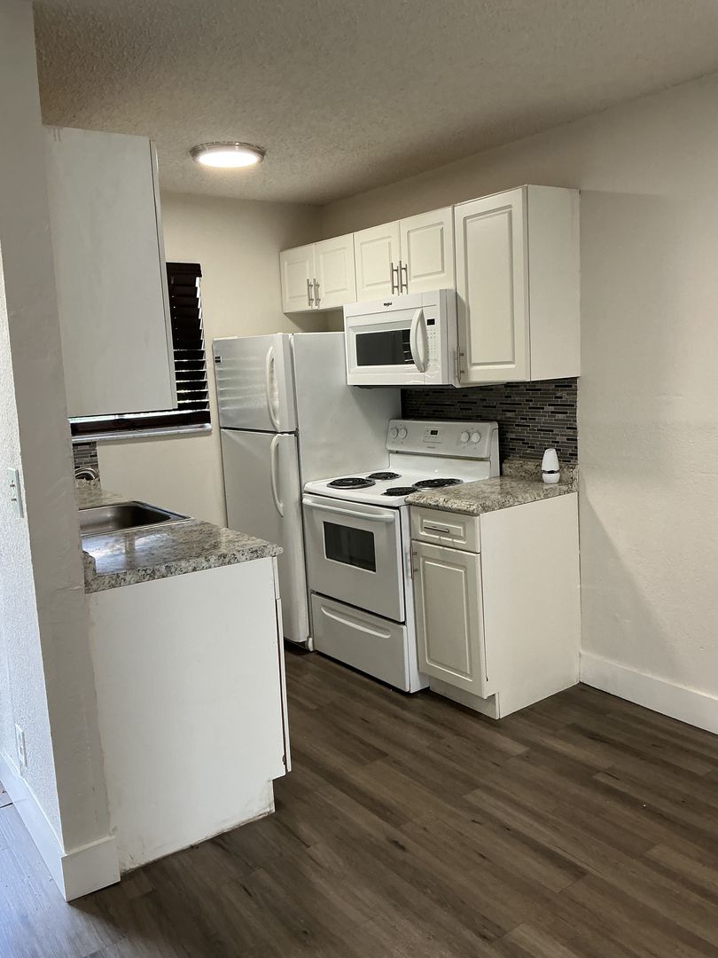 Hollywood Apartment: 2150 Madison Street