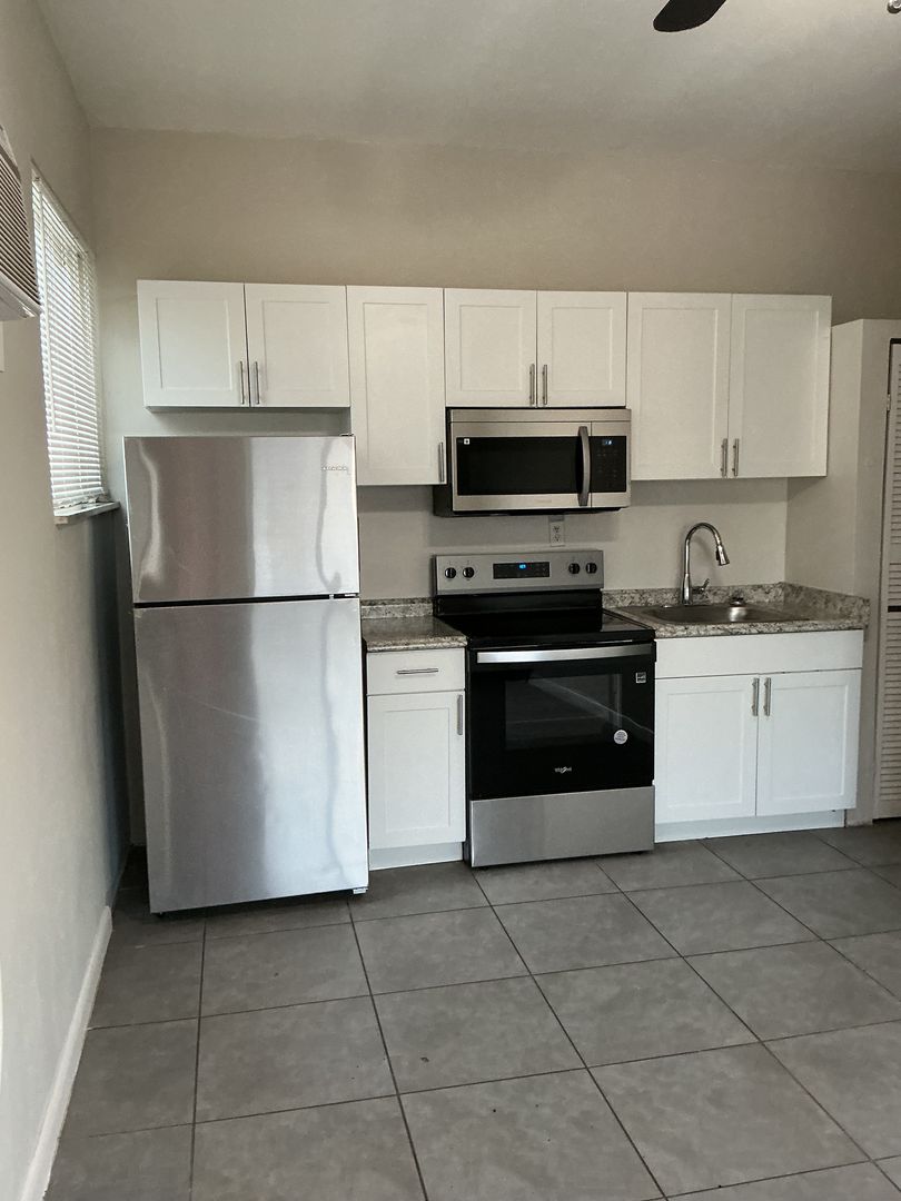 Hollywood Apartment: 2331 Hayes Street