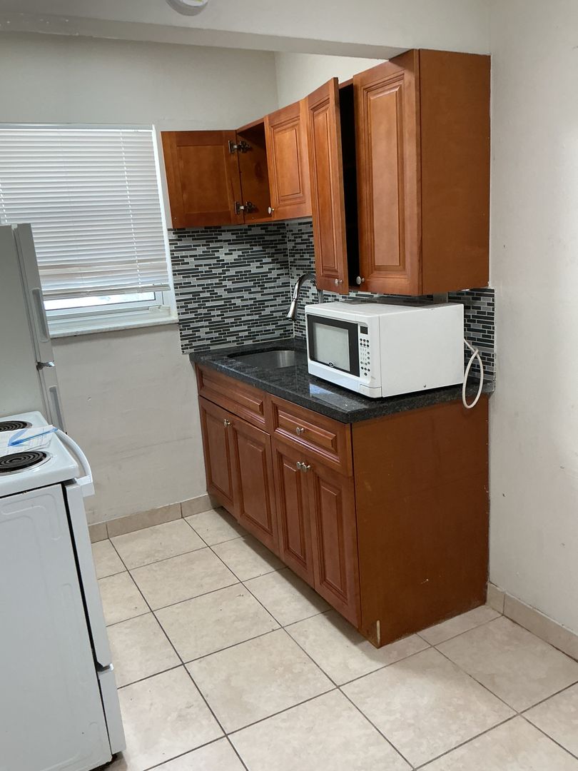 Hollywood Apartment: 1101 N 22nd Avenue