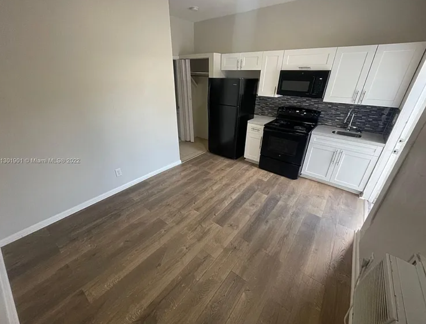 Hollywood Apartment: 2331 Hayes Street