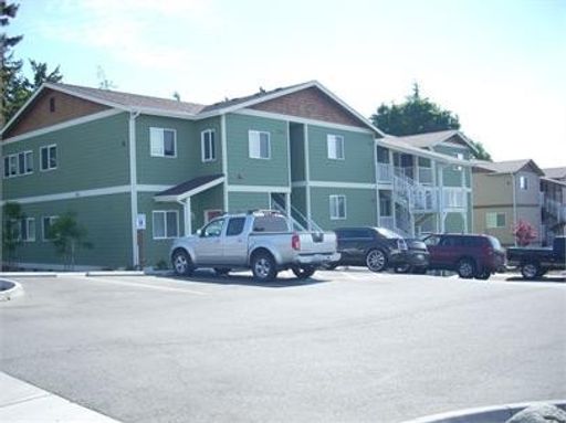 ***PENDING APPLICATION***Spacious 2 Bedroom 2 Bathroom +Den Apartment Near Schools! – photo 1