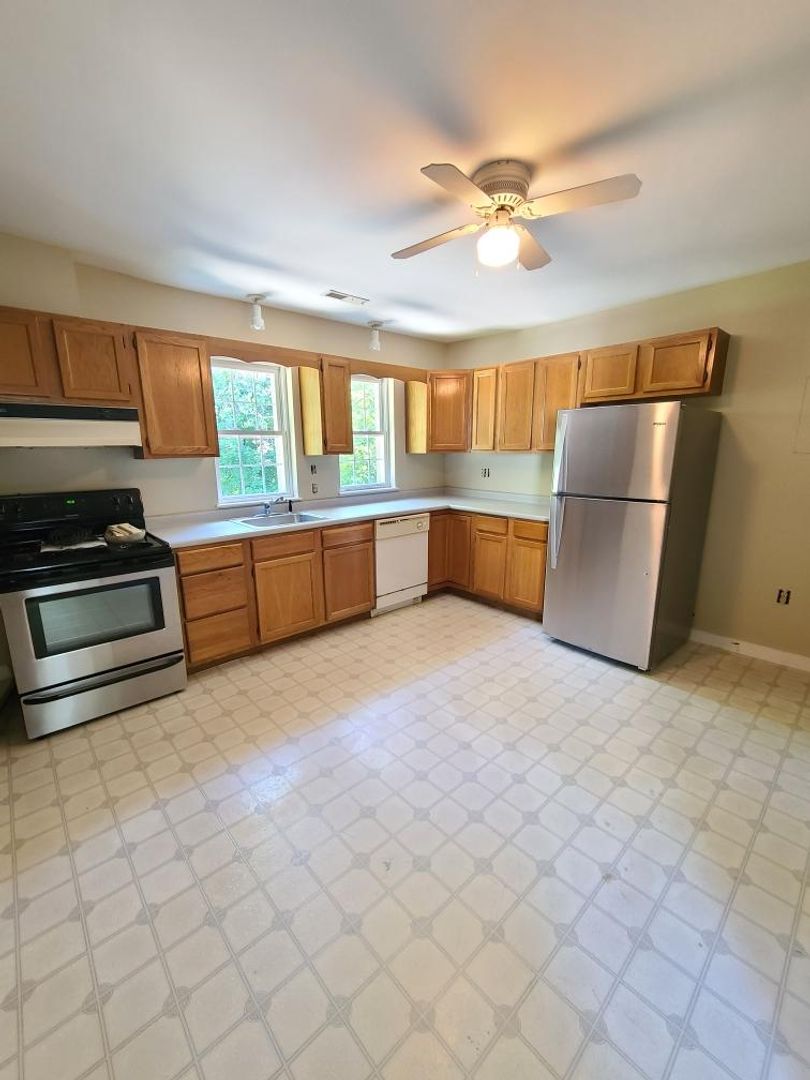Milford Apartment: 19 Clinton Street