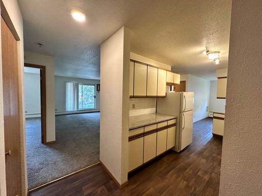 Large 2 Bedroom Corner Apartment in North Branch with Balcony