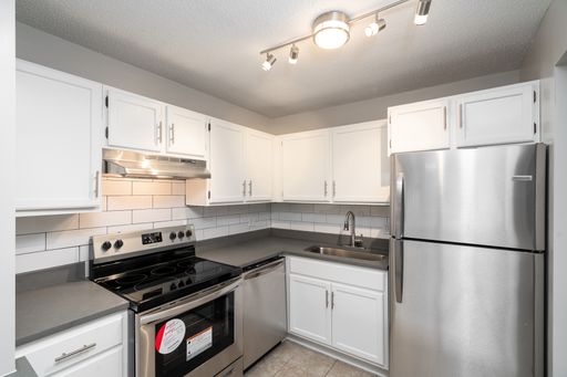 Spacious 2BR with Walkout Patio – photo 1