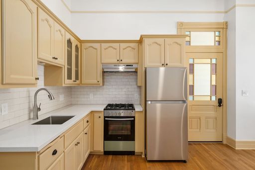 Newly Renovated Historical Victorian 1 Bed 1 Bath Apartment – photo 1
