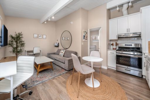 SHORT TERM $3295 PRIVATE ONE BD/ONE BA APARTMENT -- Beachside Living, By-the-Bed Leasing--1 Bed/1Bath Fully Furnished Apartment – photo 1