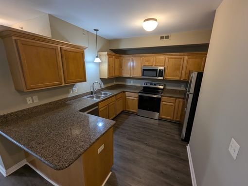 2 Bedroom 2 Bath Lower-level Unit with Brand-new Stainless Steel Appliances – photo 1