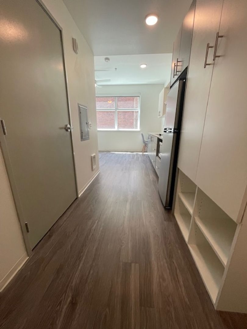 Portland Apartment: 1075 NW 16th Ave
