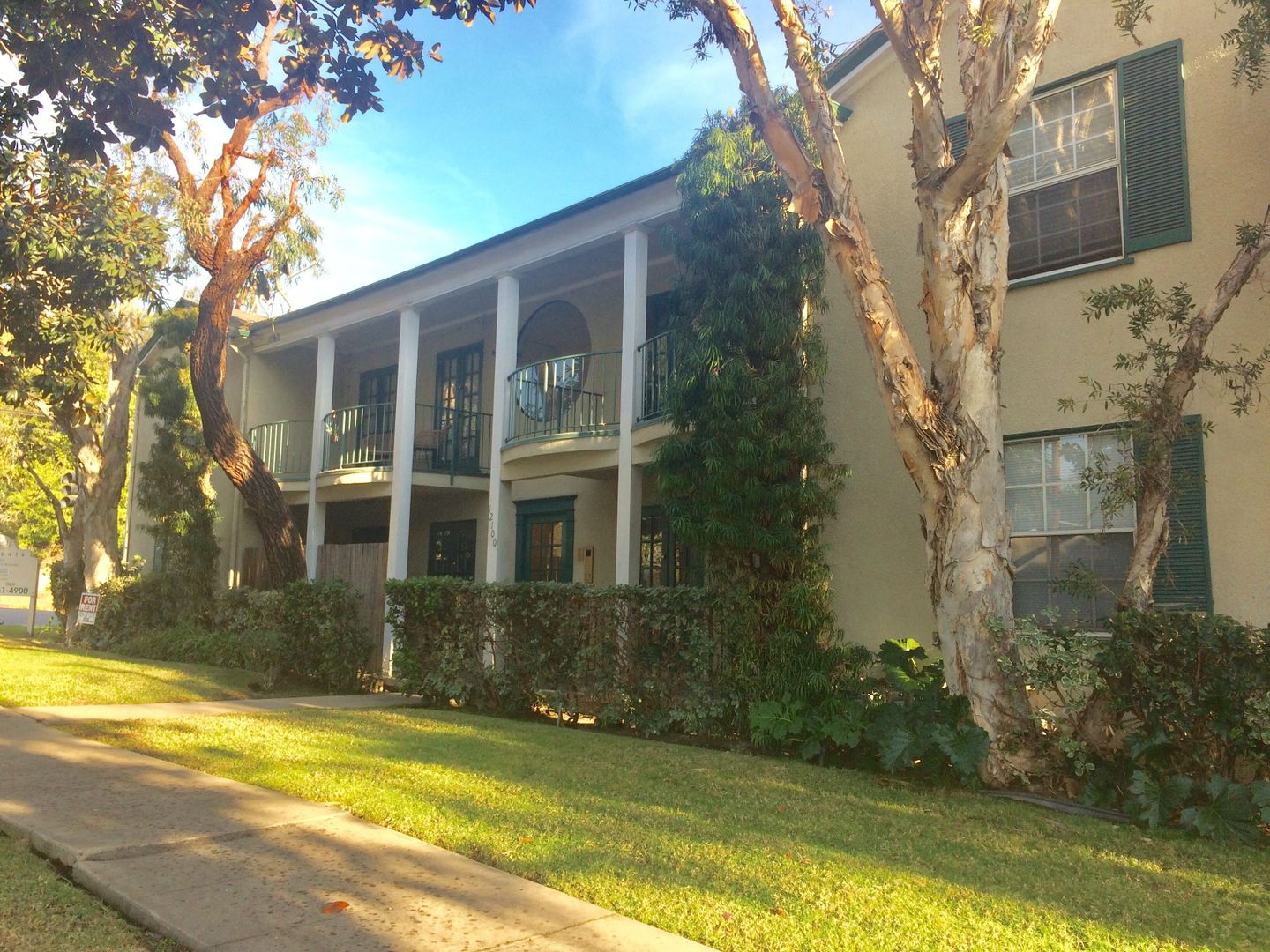 Los Angeles Apartment: Brentwood Colonial