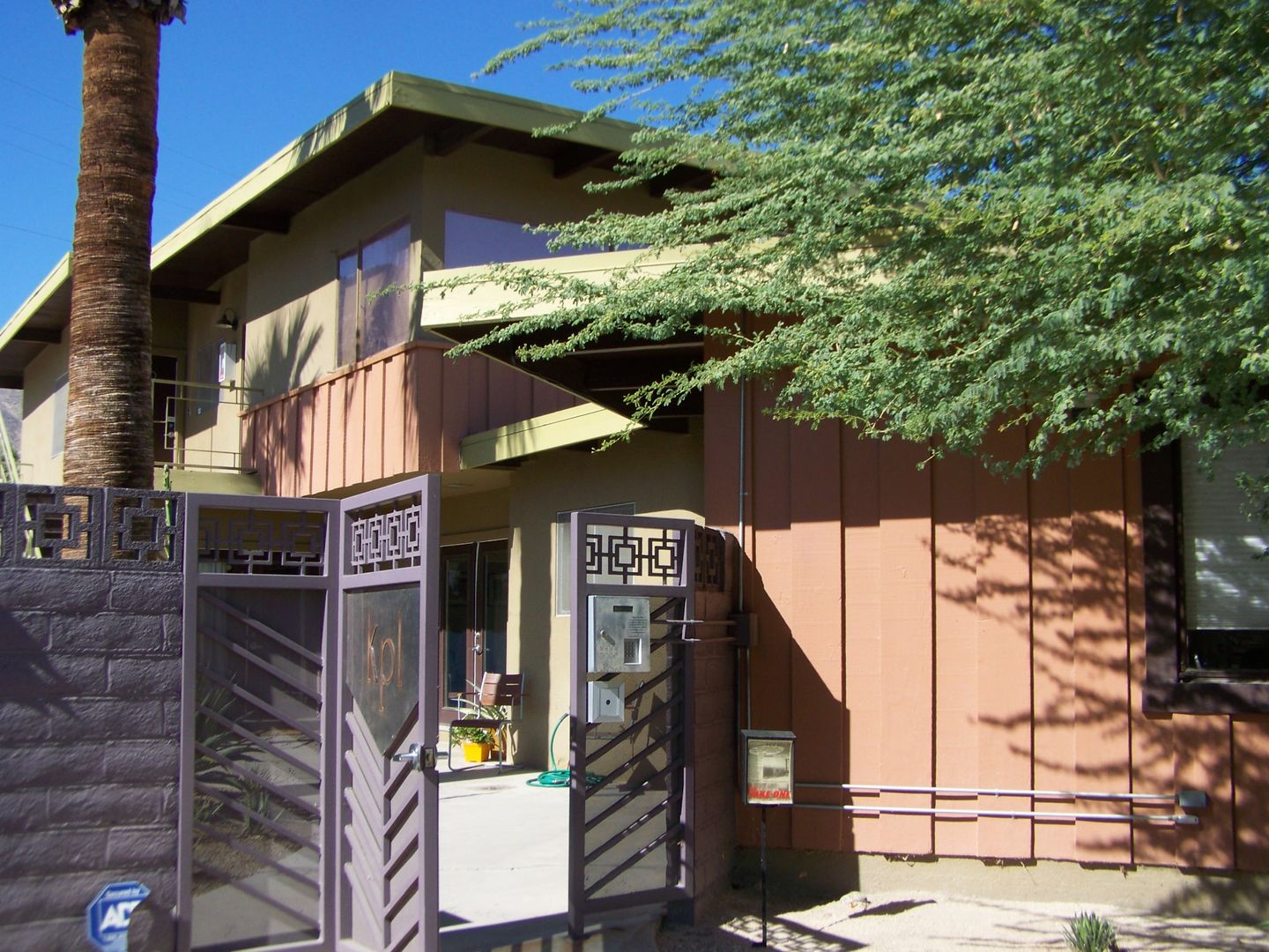 Palm Springs Apartment: 2583 N. Palm Canyon Drive