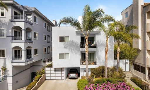 AMAZING BRENTWOOD LOCATION - 3 Bedroom / 2 bathrooms – photo 1