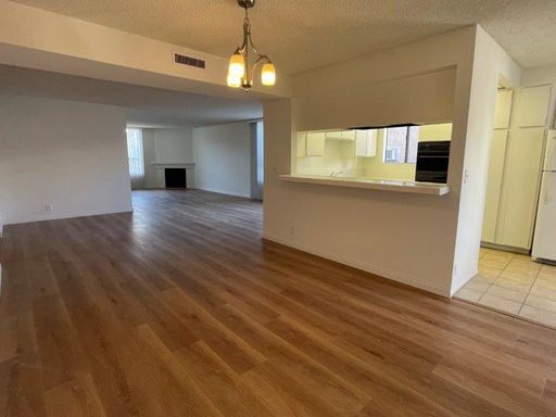 Newly remodeled extremely Large 1 Bedroom / 1.5 Bathroom – photo 1