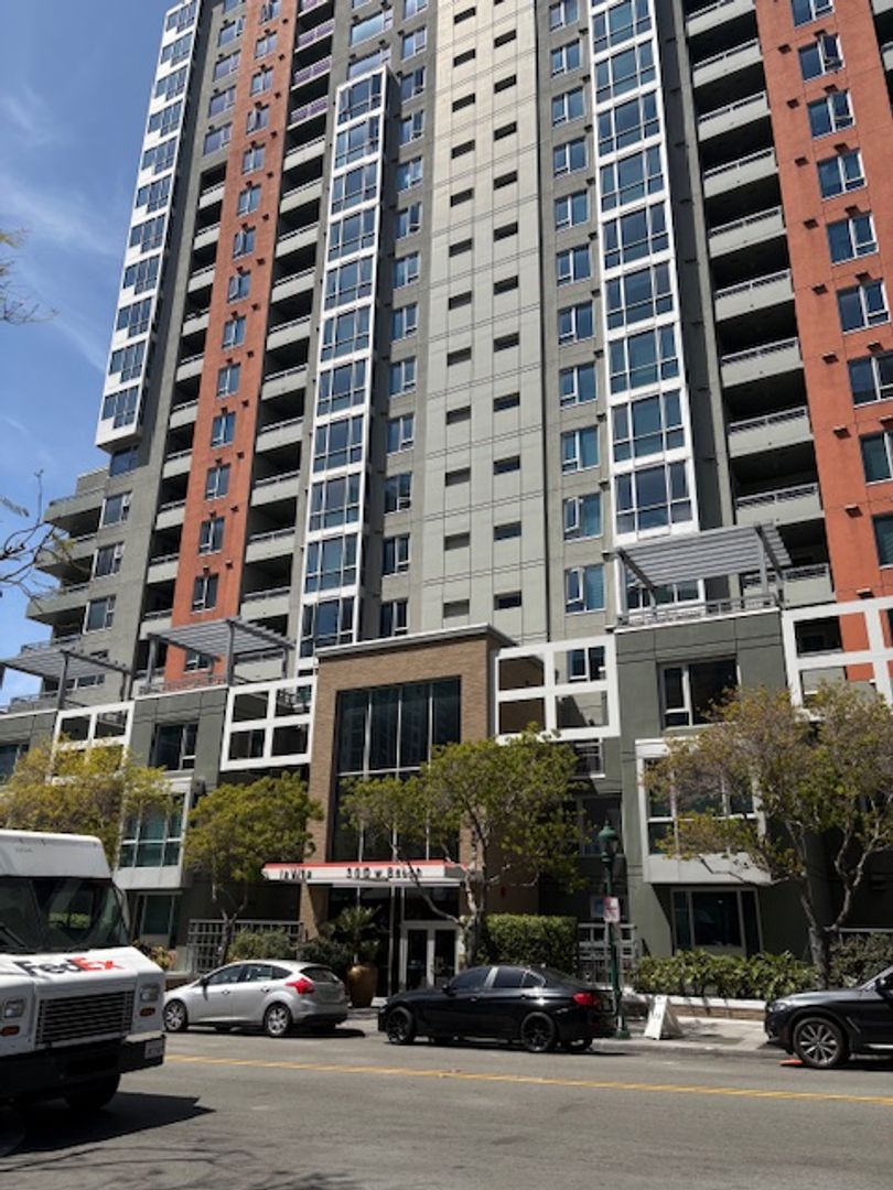 San Diego Condo: 300 W Beech St #304
