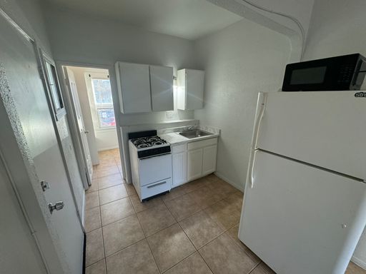 Studio Available - Central Escondido Area