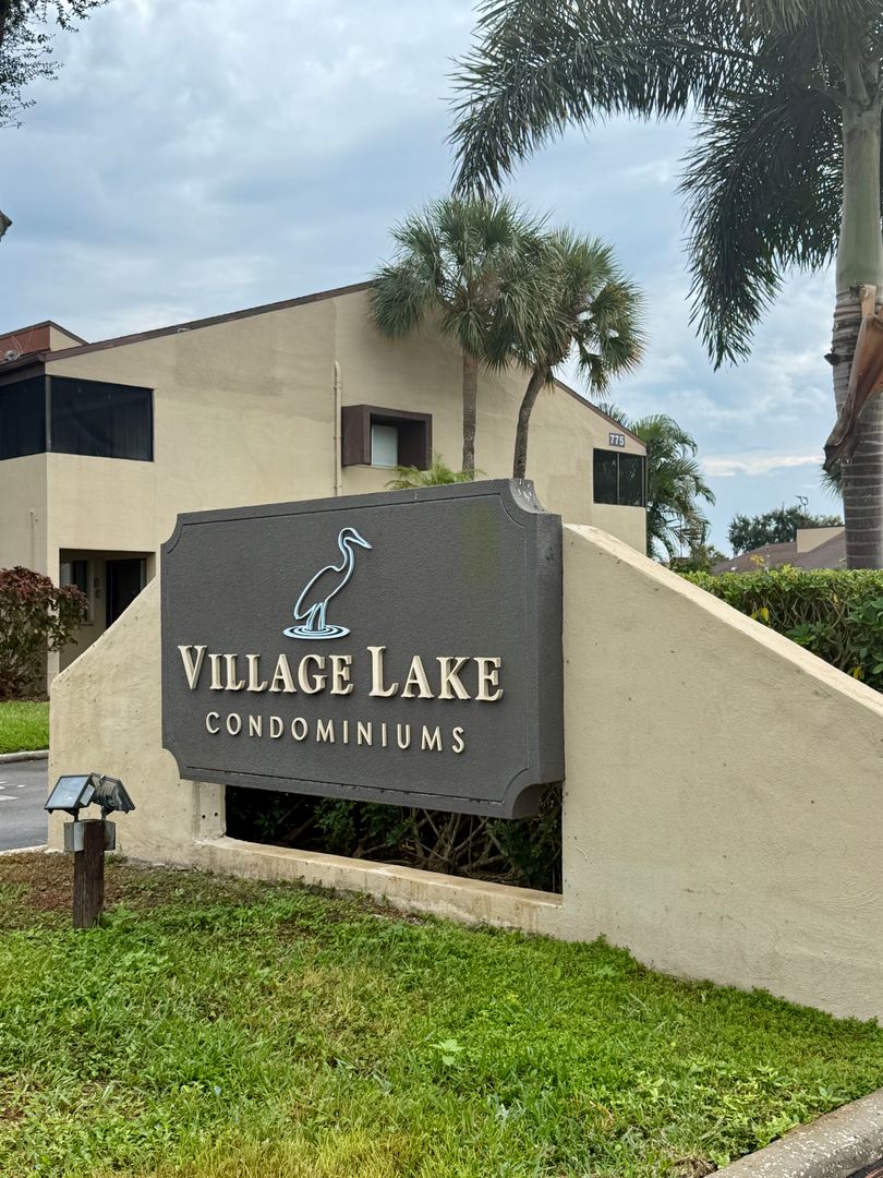 St. Petersburg House: 775 N Village Lake Dr #208