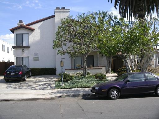 $500 OFF 1st month!!! 1x1 upstairs apt w/parking, w/d hook ups. $2100.00 a month 1yr lease Do Not Apply Yet – photo 1